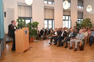 Gäste der Festveranstaltung lauschen Sachsenforst-Geschäftsführer Utz Hempfling
